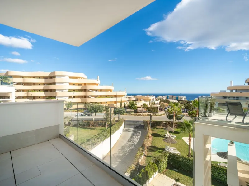 Luxury south facing apartment, in the exclusive urbanization of Higuerón West, with 3 bedrooms, 3 bathrooms of which 2 are ensuite, spacious living-dining room, open plan kitchen with large island, oversized cooktop, and high-end smart appliances, includi