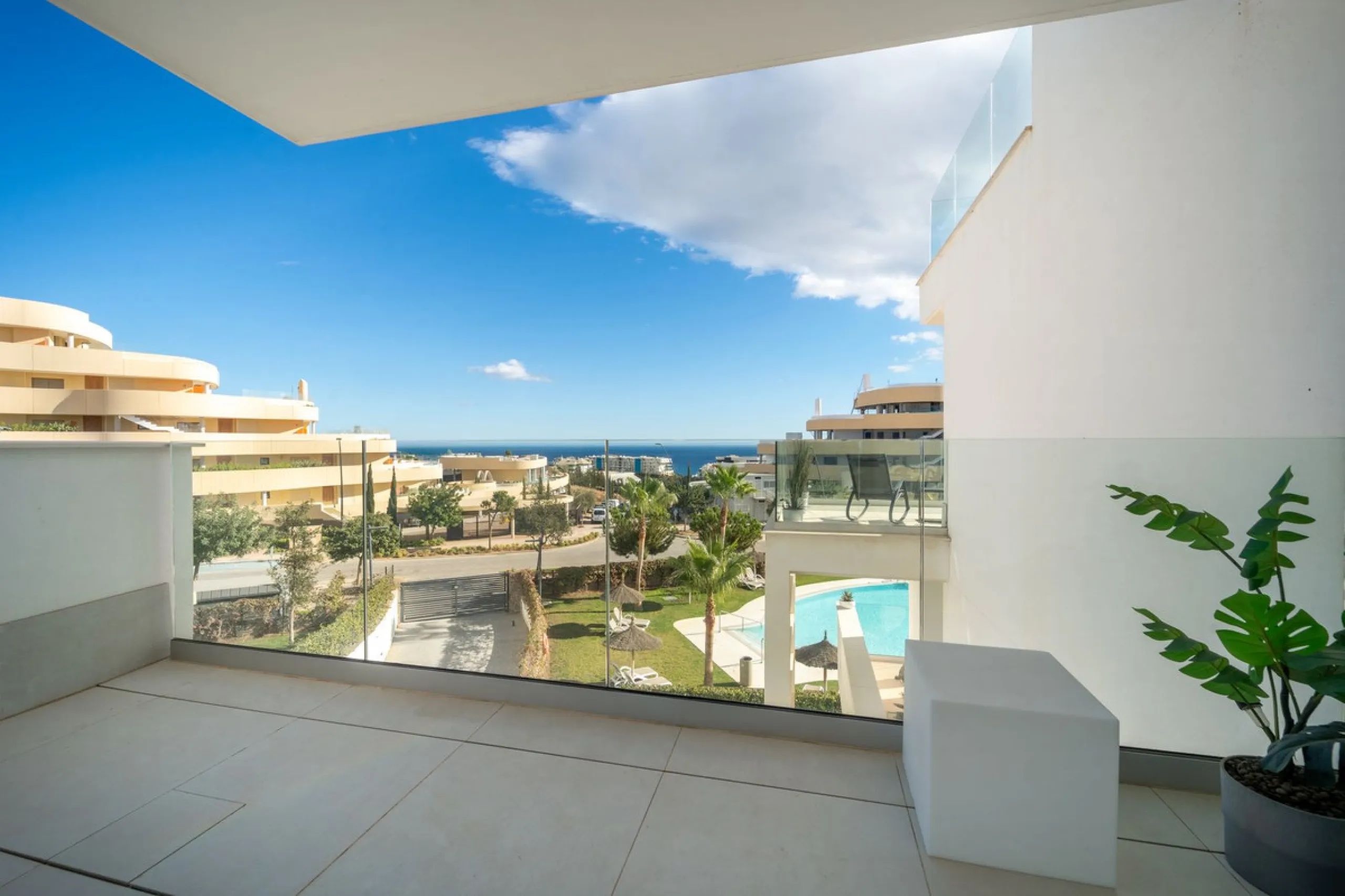 Luxury south facing apartment, in the exclusive urbanization of Higuerón West, with 3 bedrooms, 3 bathrooms of which 2 are ensuite, spacious living-dining room, open plan kitchen with large island, oversized cooktop, and high-end smart appliances, includi