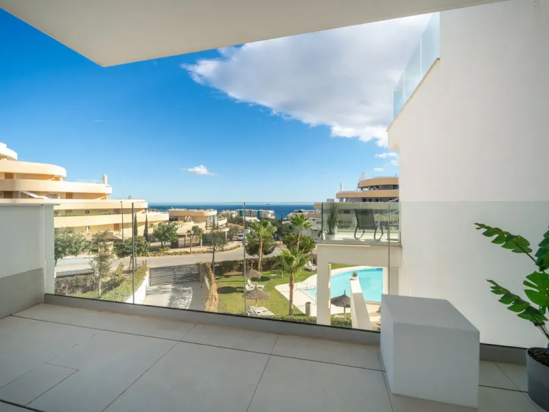 Luxury south facing apartment, in the exclusive urbanization of Higuerón West, with 3 bedrooms, 3 bathrooms of which 2 are ensuite, spacious living-dining room, open plan kitchen with large island, oversized cooktop, and high-end smart appliances, includi