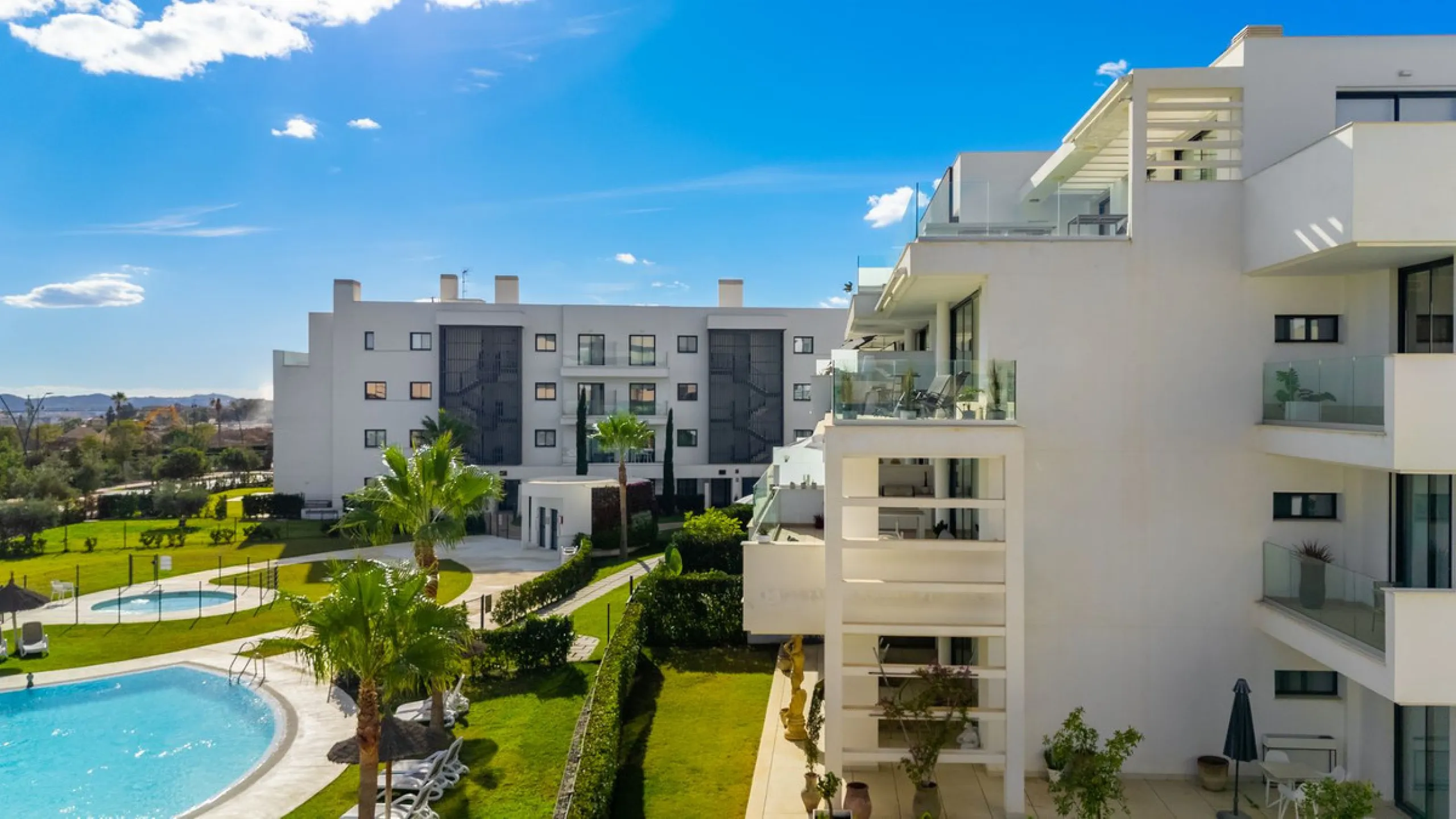 Luxury south facing apartment, in the exclusive urbanization of Higuerón West, with 3 bedrooms, 3 bathrooms of which 2 are ensuite, spacious living-dining room, open plan kitchen with large island, oversized cooktop, and high-end smart appliances, includi