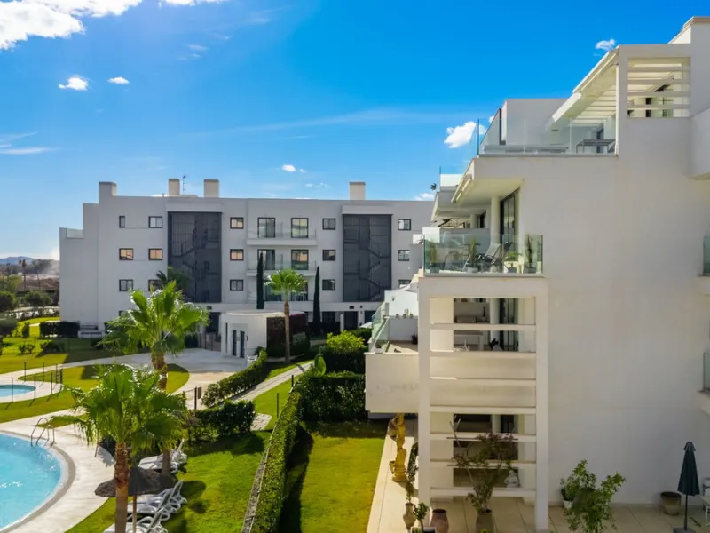 Luxury south facing apartment, in the exclusive urbanization of Higuerón West, with 3 bedrooms, 3 bathrooms of which 2 are ensuite, spacious living-dining room, open plan kitchen with large island, oversized cooktop, and high-end smart appliances, includi