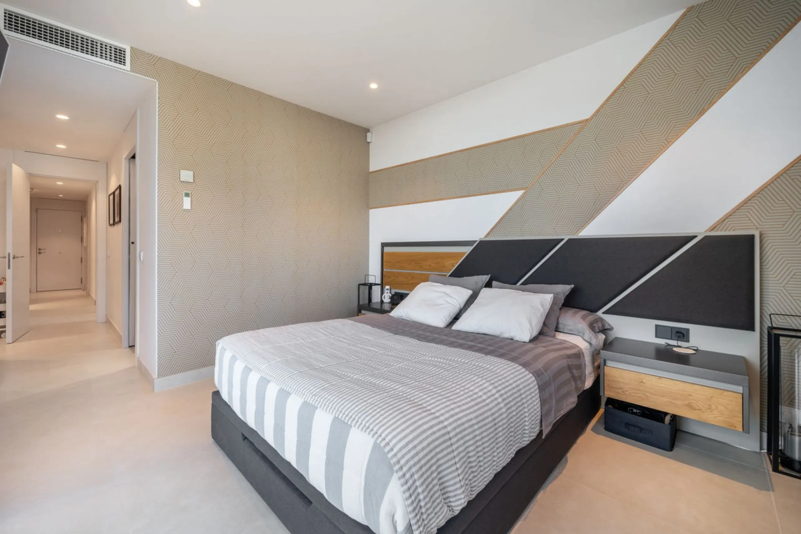 Luxury south facing apartment, in the exclusive urbanization of Higuerón West, with 3 bedrooms, 3 bathrooms of which 2 are ensuite, spacious living-dining room, open plan kitchen with large island, oversized cooktop, and high-end smart appliances, includi