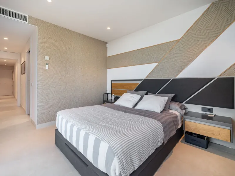 Luxury south facing apartment, in the exclusive urbanization of Higuerón West, with 3 bedrooms, 3 bathrooms of which 2 are ensuite, spacious living-dining room, open plan kitchen with large island, oversized cooktop, and high-end smart appliances, includi