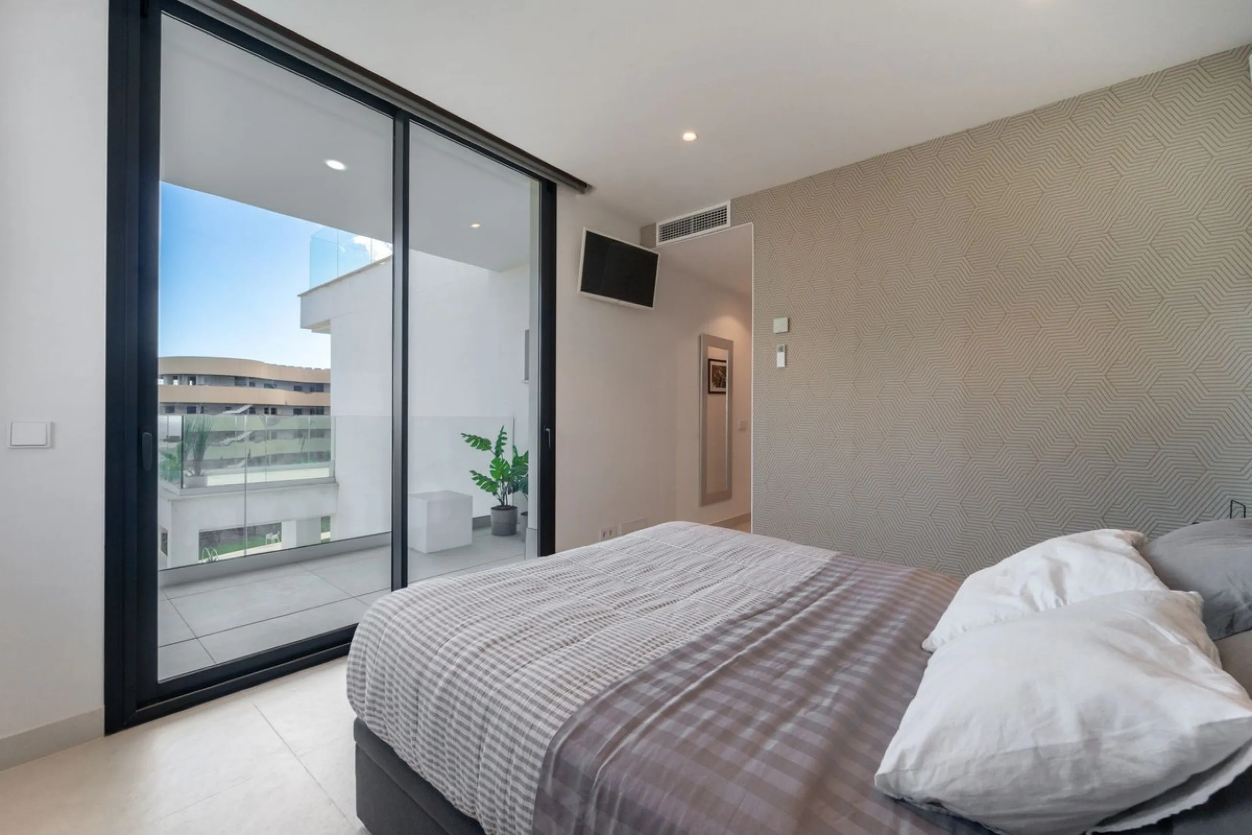 Luxury south facing apartment, in the exclusive urbanization of Higuerón West, with 3 bedrooms, 3 bathrooms of which 2 are ensuite, spacious living-dining room, open plan kitchen with large island, oversized cooktop, and high-end smart appliances, includi