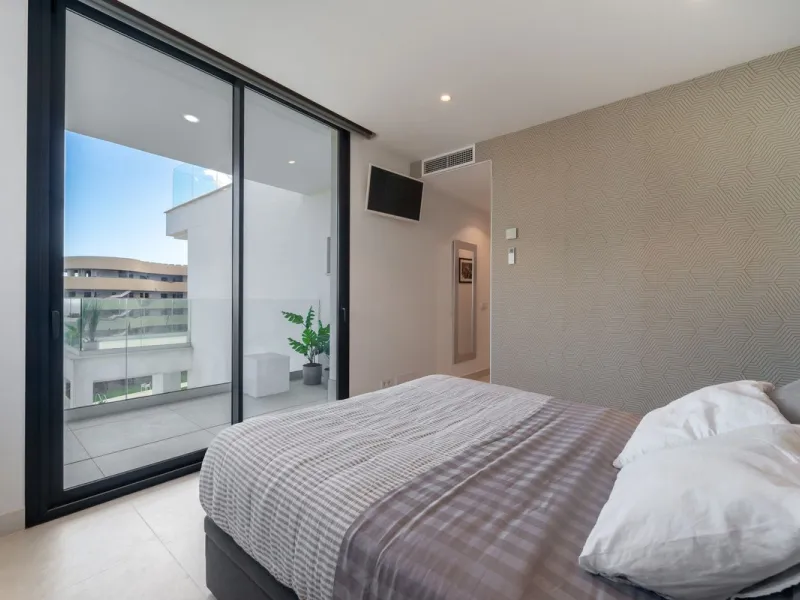 Luxury south facing apartment, in the exclusive urbanization of Higuerón West, with 3 bedrooms, 3 bathrooms of which 2 are ensuite, spacious living-dining room, open plan kitchen with large island, oversized cooktop, and high-end smart appliances, includi