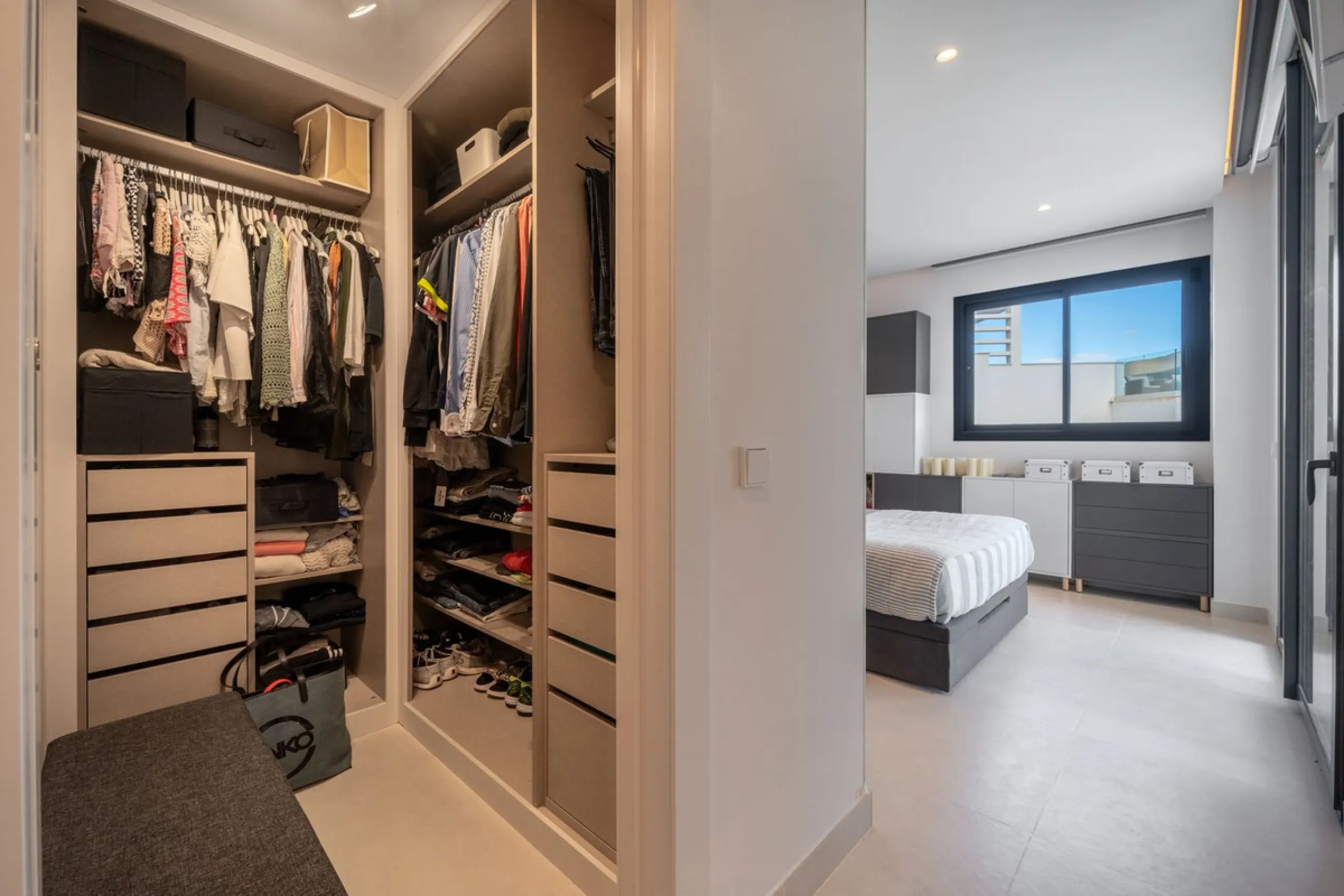 Luxury south facing apartment, in the exclusive urbanization of Higuerón West, with 3 bedrooms, 3 bathrooms of which 2 are ensuite, spacious living-dining room, open plan kitchen with large island, oversized cooktop, and high-end smart appliances, includi