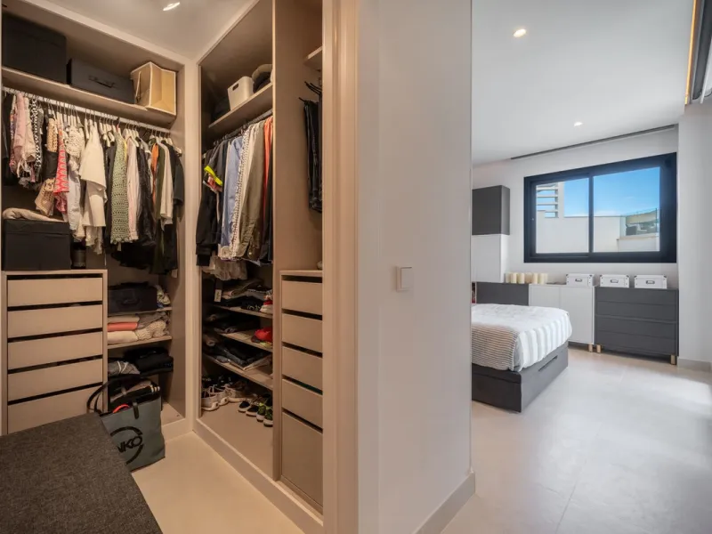 Luxury south facing apartment, in the exclusive urbanization of Higuerón West, with 3 bedrooms, 3 bathrooms of which 2 are ensuite, spacious living-dining room, open plan kitchen with large island, oversized cooktop, and high-end smart appliances, includi