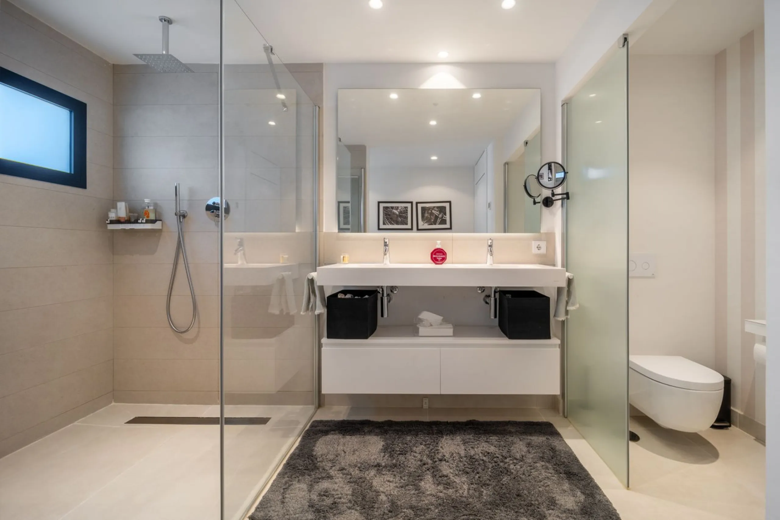 Luxury south facing apartment, in the exclusive urbanization of Higuerón West, with 3 bedrooms, 3 bathrooms of which 2 are ensuite, spacious living-dining room, open plan kitchen with large island, oversized cooktop, and high-end smart appliances, includi