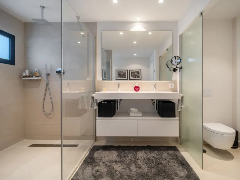 Luxury south facing apartment, in the exclusive urbanization of Higuerón West, with 3 bedrooms, 3 bathrooms of which 2 are ensuite, spacious living-dining room, open plan kitchen with large island, oversized cooktop, and high-end smart appliances, includi