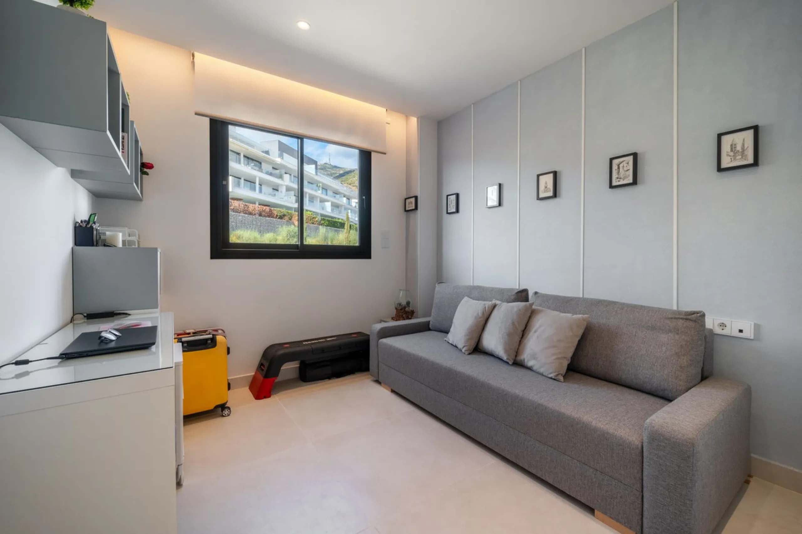 Luxury south facing apartment, in the exclusive urbanization of Higuerón West, with 3 bedrooms, 3 bathrooms of which 2 are ensuite, spacious living-dining room, open plan kitchen with large island, oversized cooktop, and high-end smart appliances, includi