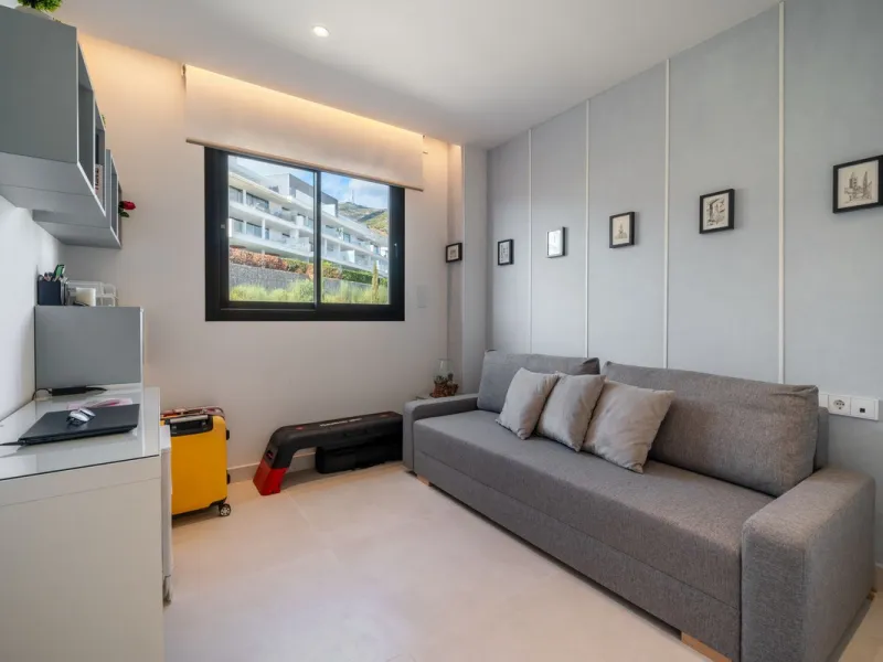 Luxury south facing apartment, in the exclusive urbanization of Higuerón West, with 3 bedrooms, 3 bathrooms of which 2 are ensuite, spacious living-dining room, open plan kitchen with large island, oversized cooktop, and high-end smart appliances, includi