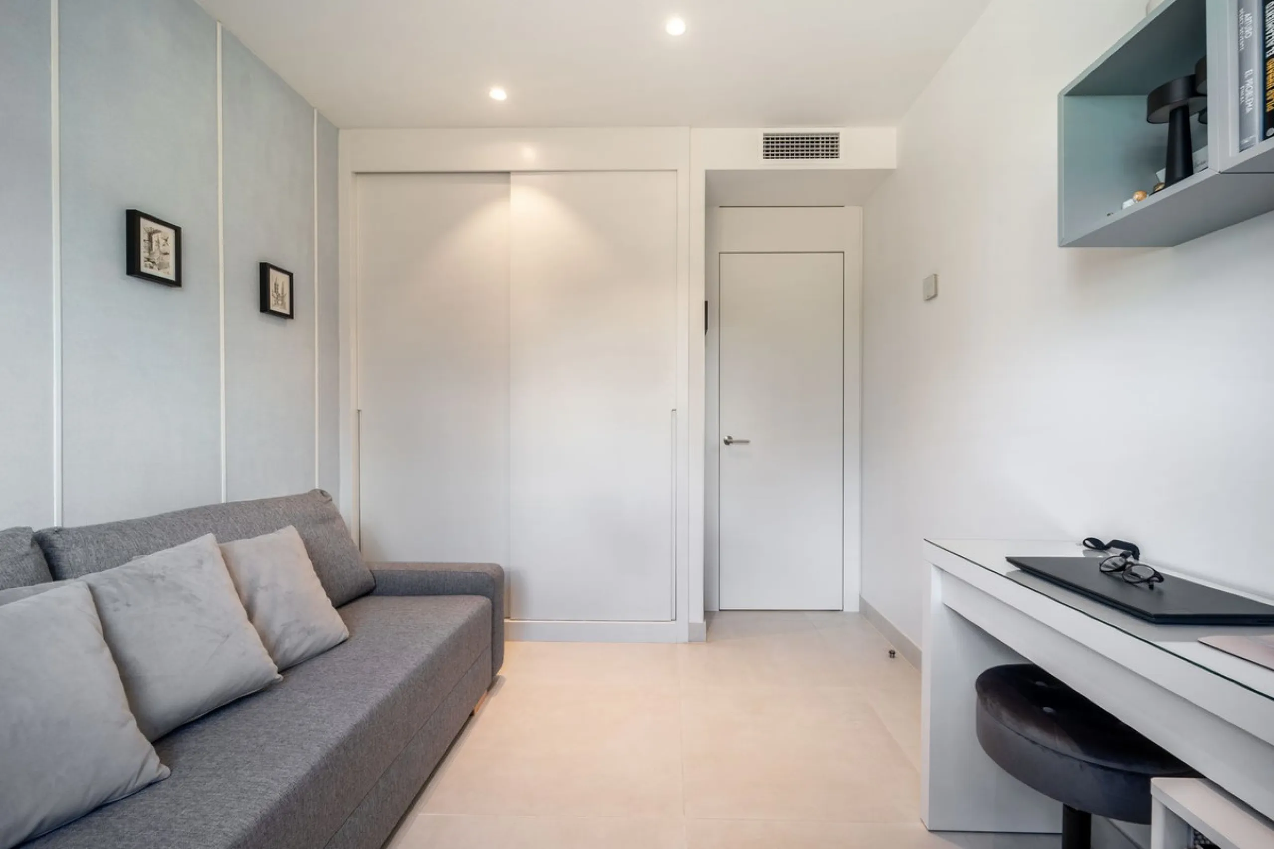 Luxury south facing apartment, in the exclusive urbanization of Higuerón West, with 3 bedrooms, 3 bathrooms of which 2 are ensuite, spacious living-dining room, open plan kitchen with large island, oversized cooktop, and high-end smart appliances, includi