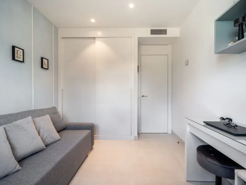 Luxury south facing apartment, in the exclusive urbanization of Higuerón West, with 3 bedrooms, 3 bathrooms of which 2 are ensuite, spacious living-dining room, open plan kitchen with large island, oversized cooktop, and high-end smart appliances, includi