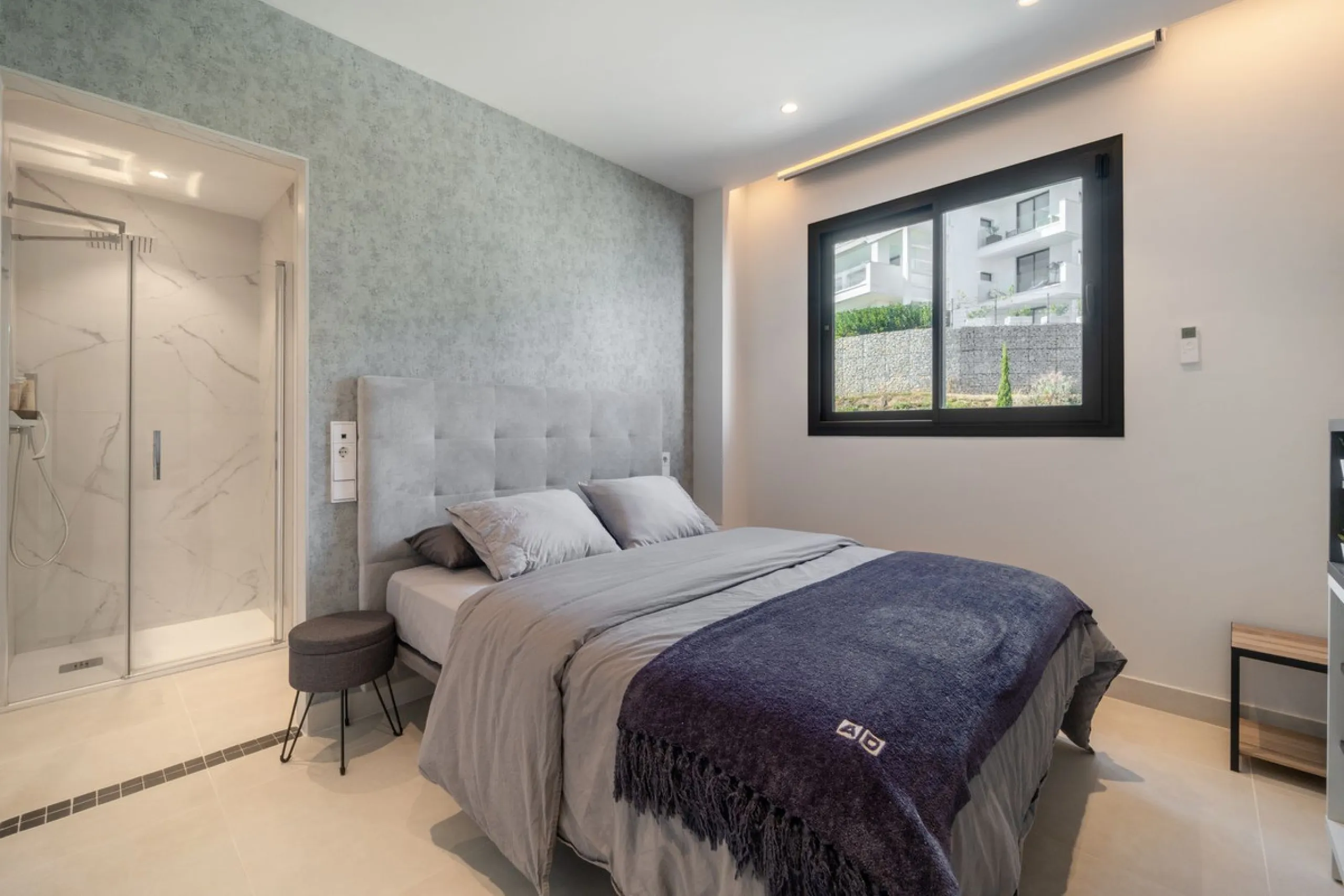 Luxury south facing apartment, in the exclusive urbanization of Higuerón West, with 3 bedrooms, 3 bathrooms of which 2 are ensuite, spacious living-dining room, open plan kitchen with large island, oversized cooktop, and high-end smart appliances, includi