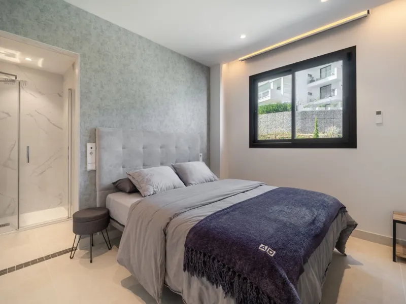 Luxury south facing apartment, in the exclusive urbanization of Higuerón West, with 3 bedrooms, 3 bathrooms of which 2 are ensuite, spacious living-dining room, open plan kitchen with large island, oversized cooktop, and high-end smart appliances, includi