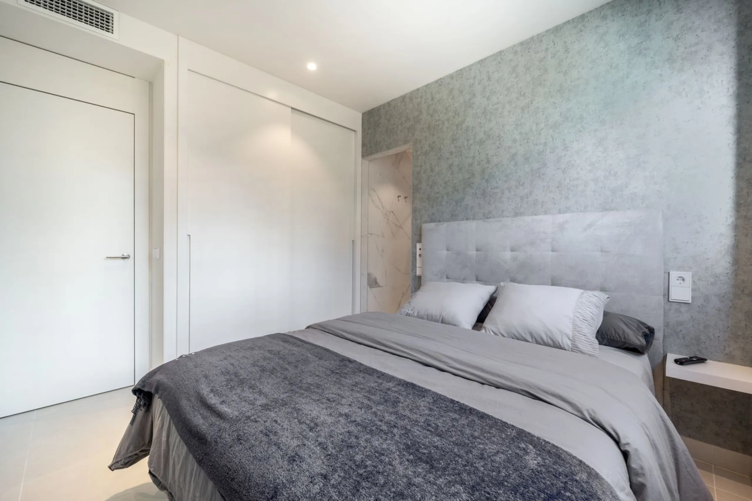 Luxury south facing apartment, in the exclusive urbanization of Higuerón West, with 3 bedrooms, 3 bathrooms of which 2 are ensuite, spacious living-dining room, open plan kitchen with large island, oversized cooktop, and high-end smart appliances, includi