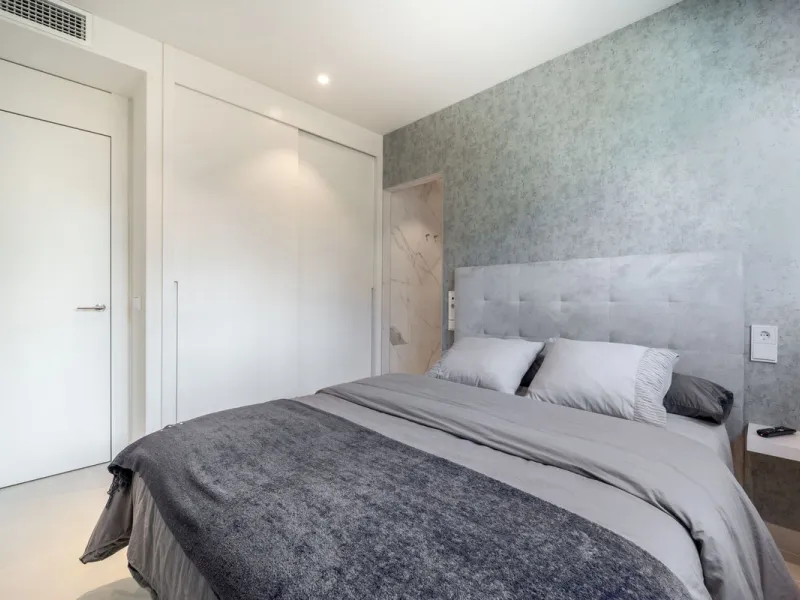 Luxury south facing apartment, in the exclusive urbanization of Higuerón West, with 3 bedrooms, 3 bathrooms of which 2 are ensuite, spacious living-dining room, open plan kitchen with large island, oversized cooktop, and high-end smart appliances, includi