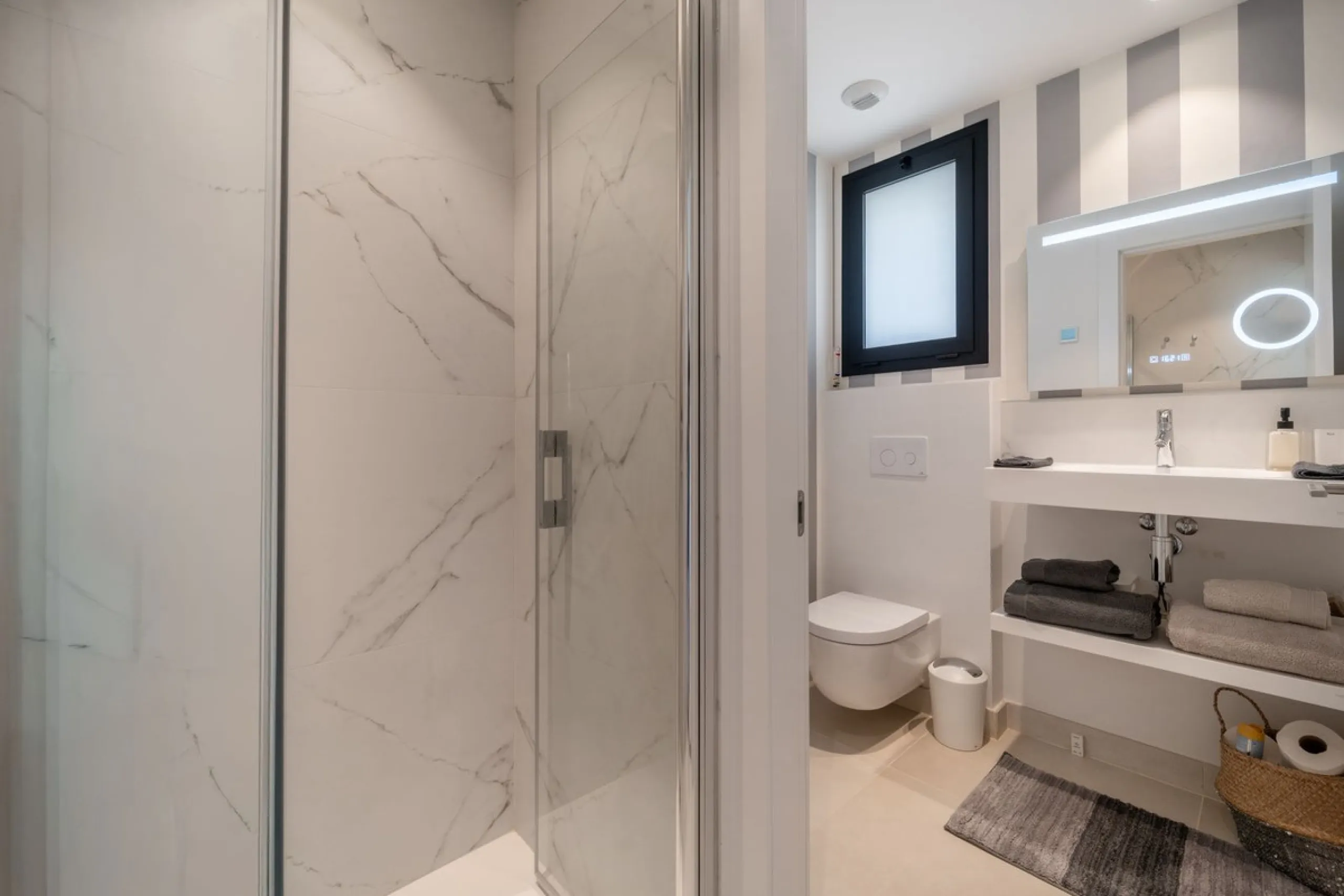 Luxury south facing apartment, in the exclusive urbanization of Higuerón West, with 3 bedrooms, 3 bathrooms of which 2 are ensuite, spacious living-dining room, open plan kitchen with large island, oversized cooktop, and high-end smart appliances, includi