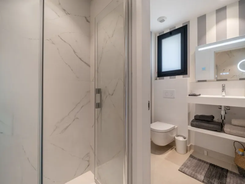Luxury south facing apartment, in the exclusive urbanization of Higuerón West, with 3 bedrooms, 3 bathrooms of which 2 are ensuite, spacious living-dining room, open plan kitchen with large island, oversized cooktop, and high-end smart appliances, includi