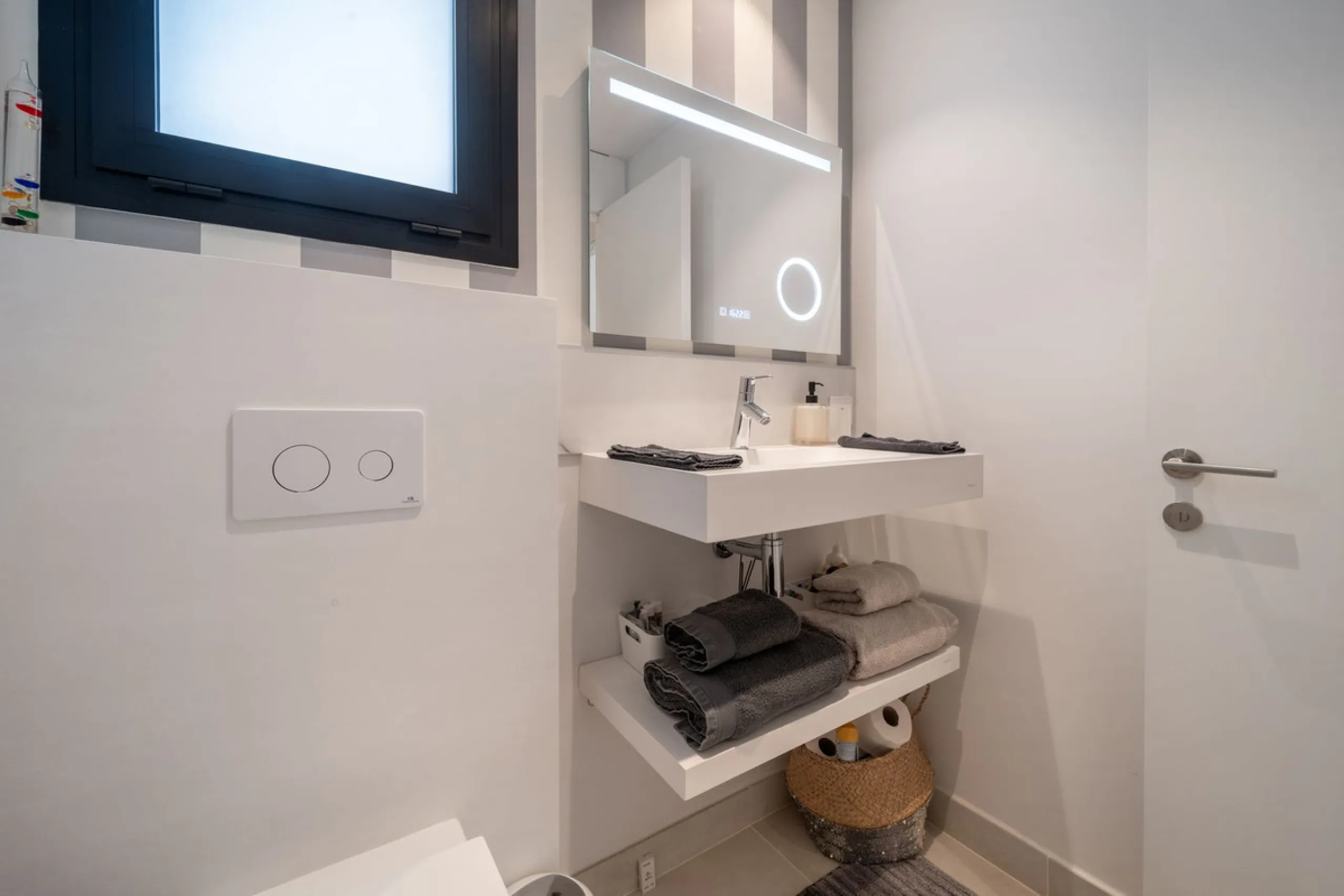 Luxury south facing apartment, in the exclusive urbanization of Higuerón West, with 3 bedrooms, 3 bathrooms of which 2 are ensuite, spacious living-dining room, open plan kitchen with large island, oversized cooktop, and high-end smart appliances, includi