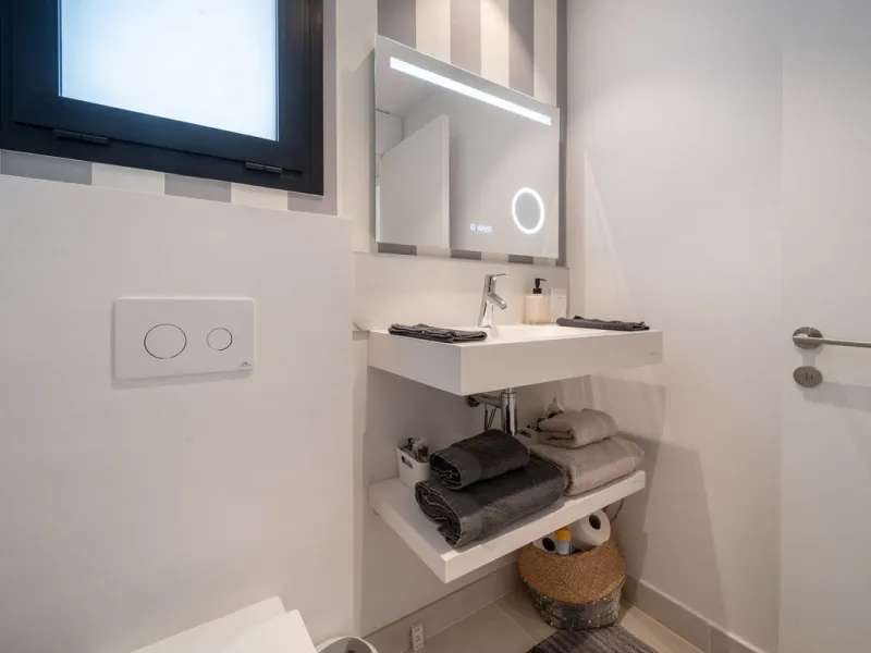 Luxury south facing apartment, in the exclusive urbanization of Higuerón West, with 3 bedrooms, 3 bathrooms of which 2 are ensuite, spacious living-dining room, open plan kitchen with large island, oversized cooktop, and high-end smart appliances, includi