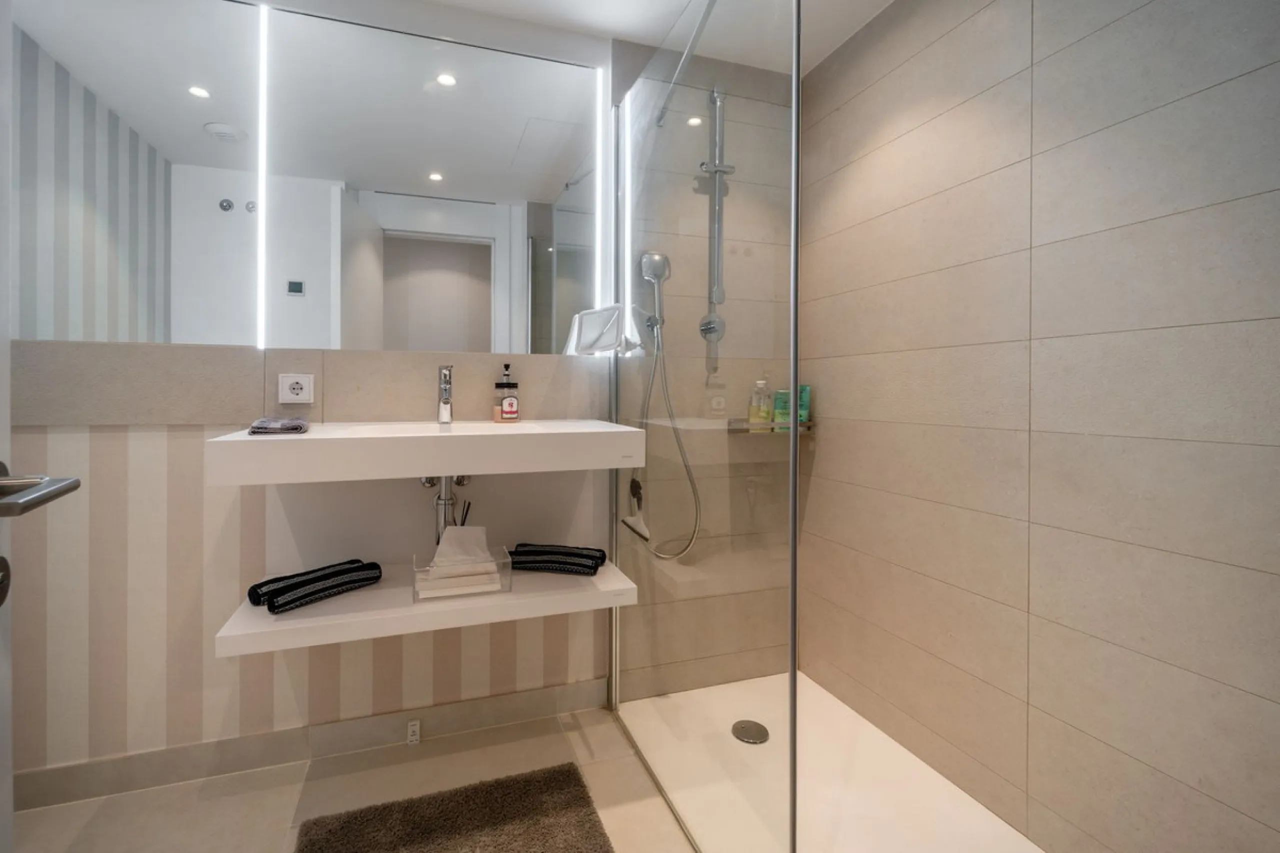 Luxury south facing apartment, in the exclusive urbanization of Higuerón West, with 3 bedrooms, 3 bathrooms of which 2 are ensuite, spacious living-dining room, open plan kitchen with large island, oversized cooktop, and high-end smart appliances, includi