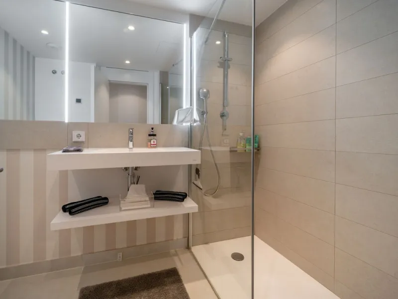 Luxury south facing apartment, in the exclusive urbanization of Higuerón West, with 3 bedrooms, 3 bathrooms of which 2 are ensuite, spacious living-dining room, open plan kitchen with large island, oversized cooktop, and high-end smart appliances, includi