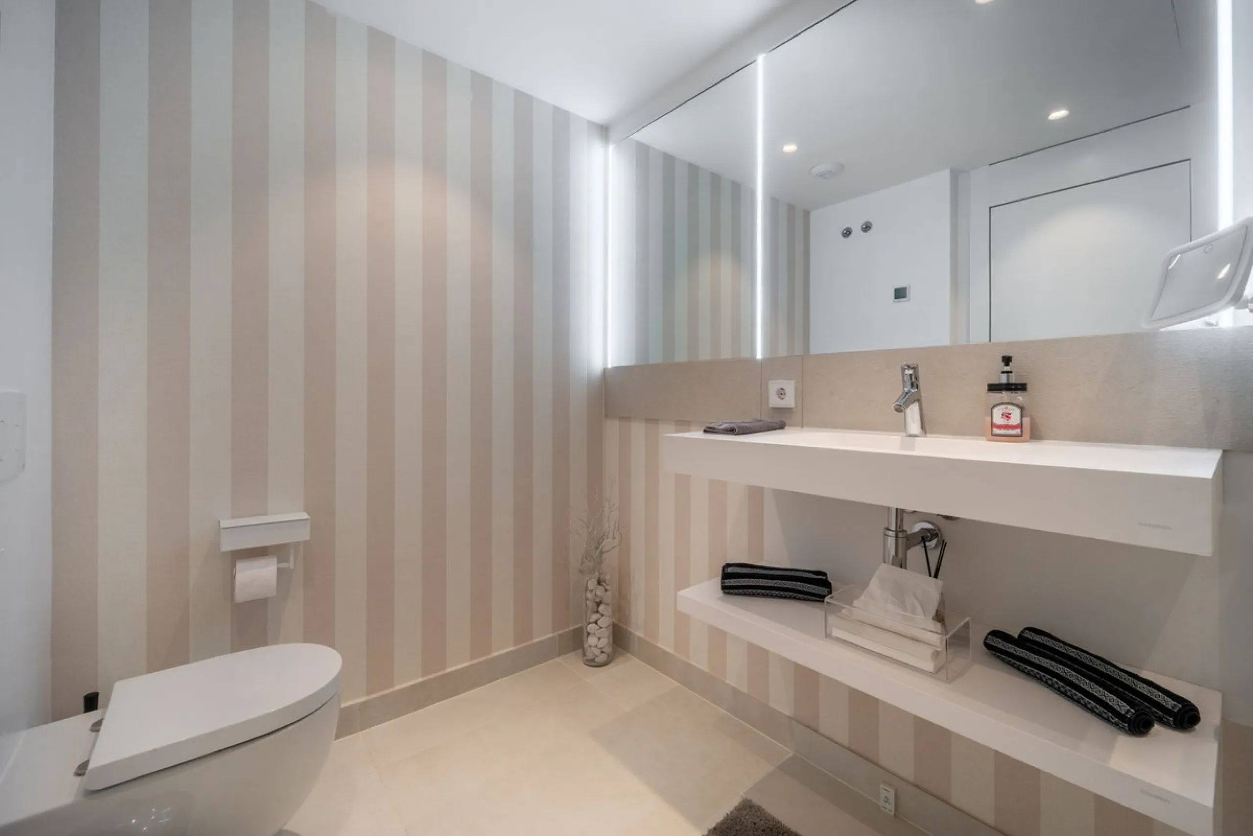 Luxury south facing apartment, in the exclusive urbanization of Higuerón West, with 3 bedrooms, 3 bathrooms of which 2 are ensuite, spacious living-dining room, open plan kitchen with large island, oversized cooktop, and high-end smart appliances, includi