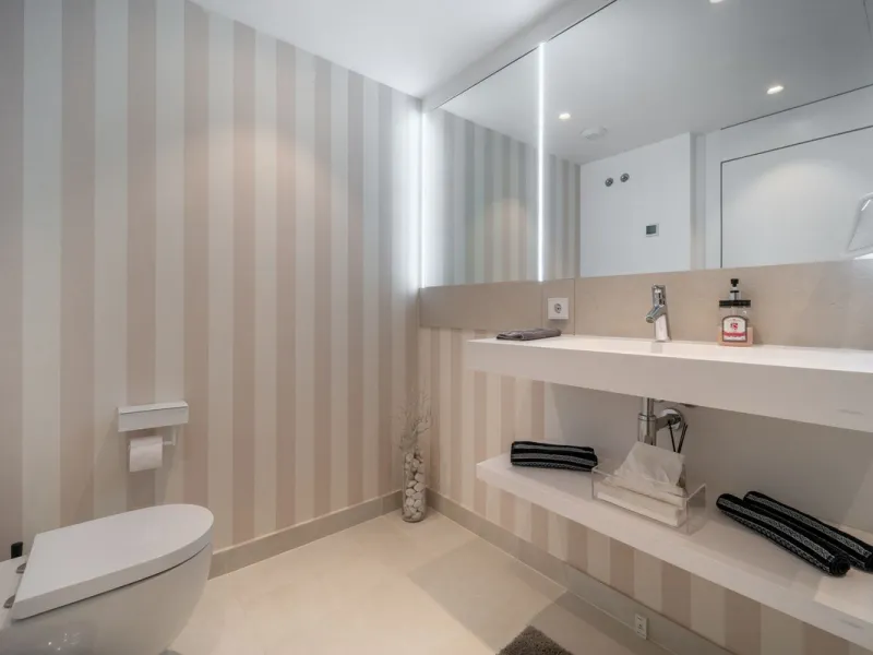 Luxury south facing apartment, in the exclusive urbanization of Higuerón West, with 3 bedrooms, 3 bathrooms of which 2 are ensuite, spacious living-dining room, open plan kitchen with large island, oversized cooktop, and high-end smart appliances, includi