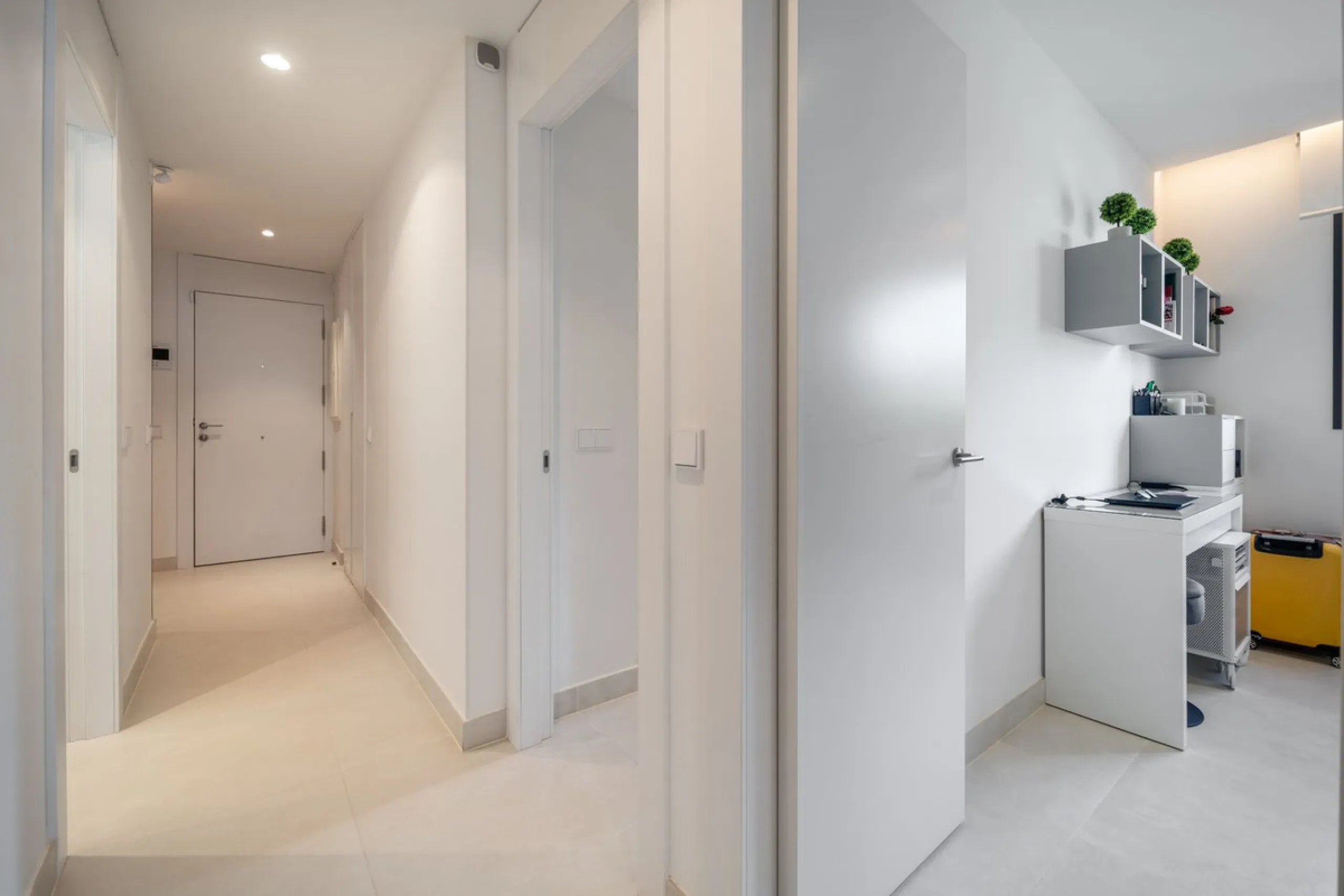 Luxury south facing apartment, in the exclusive urbanization of Higuerón West, with 3 bedrooms, 3 bathrooms of which 2 are ensuite, spacious living-dining room, open plan kitchen with large island, oversized cooktop, and high-end smart appliances, includi