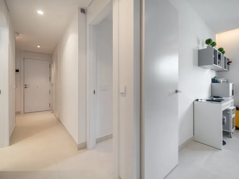 Luxury south facing apartment, in the exclusive urbanization of Higuerón West, with 3 bedrooms, 3 bathrooms of which 2 are ensuite, spacious living-dining room, open plan kitchen with large island, oversized cooktop, and high-end smart appliances, includi