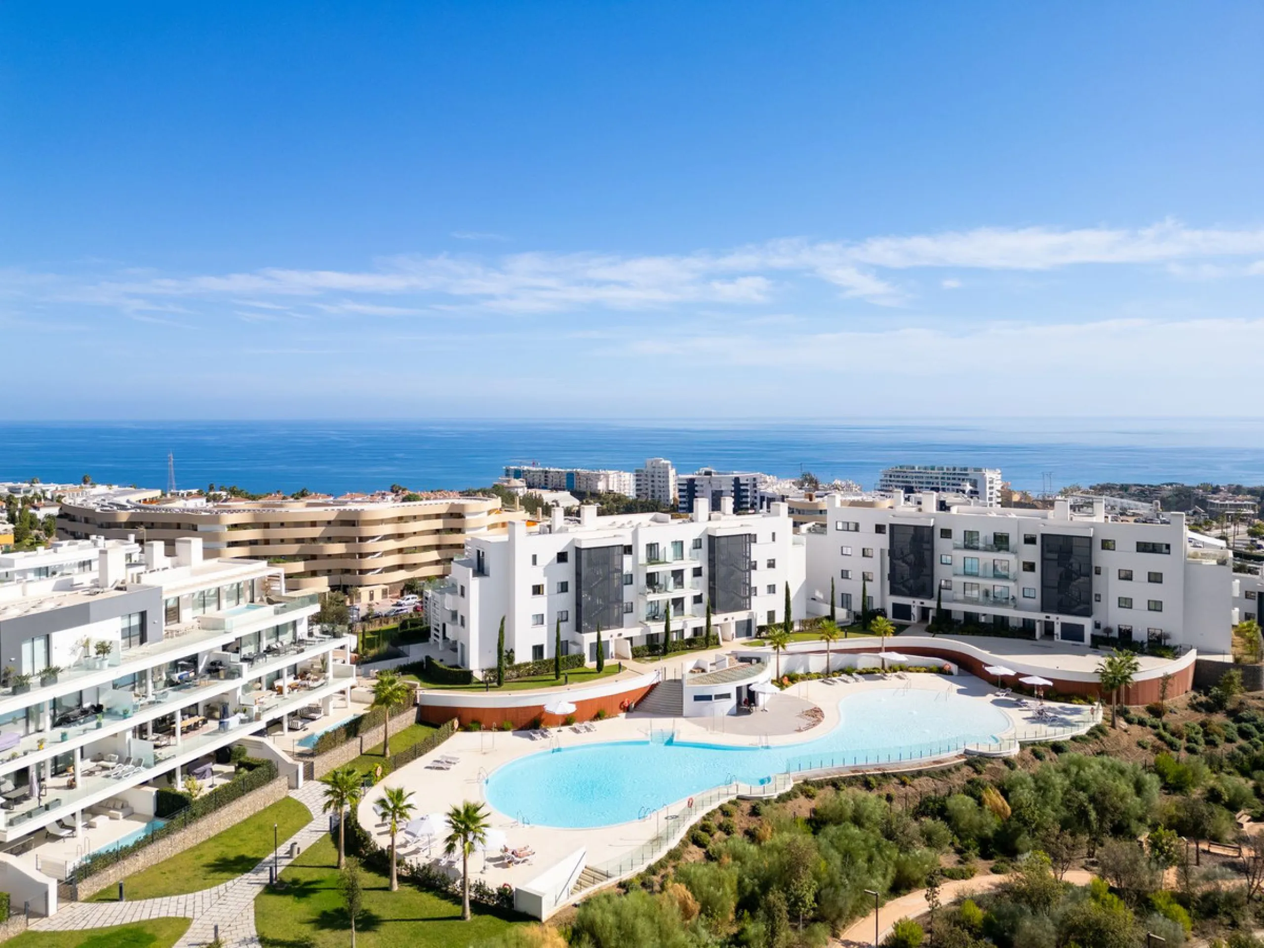 Luxury south facing apartment, in the exclusive urbanization of Higuerón West, with 3 bedrooms, 3 bathrooms of which 2 are ensuite, spacious living-dining room, open plan kitchen with large island, oversized cooktop, and high-end smart appliances, includi