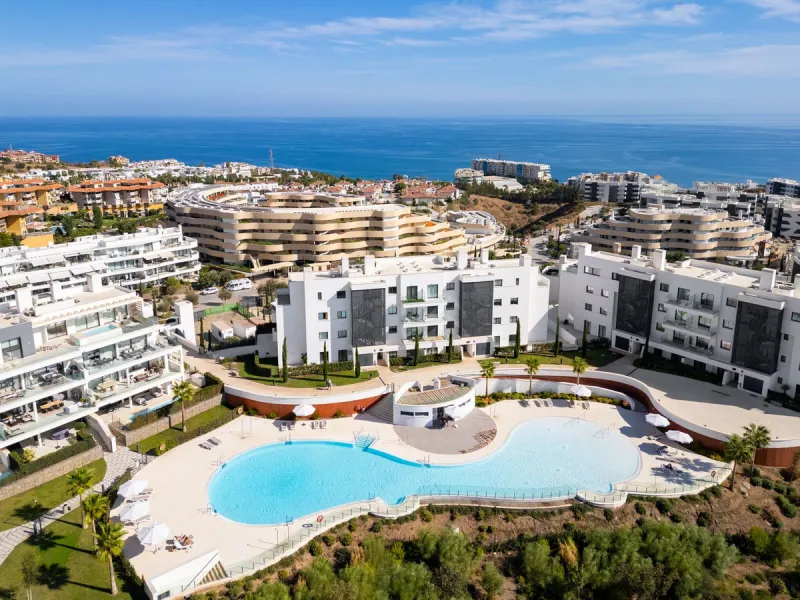 Luxury south facing apartment, in the exclusive urbanization of Higuerón West, with 3 bedrooms, 3 bathrooms of which 2 are ensuite, spacious living-dining room, open plan kitchen with large island, oversized cooktop, and high-end smart appliances, includi