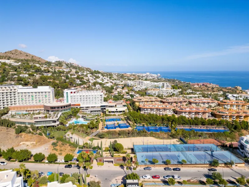 Luxury south facing apartment, in the exclusive urbanization of Higuerón West, with 3 bedrooms, 3 bathrooms of which 2 are ensuite, spacious living-dining room, open plan kitchen with large island, oversized cooktop, and high-end smart appliances, includi