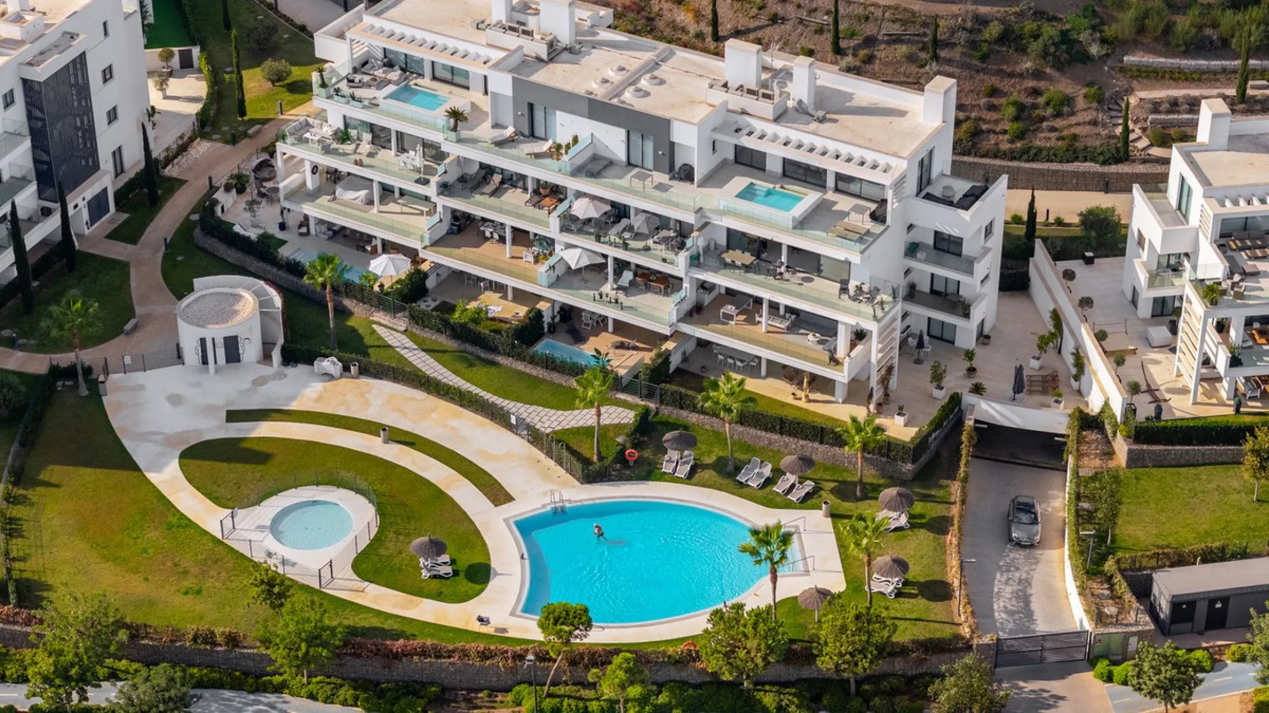 Luxury south facing apartment, in the exclusive urbanization of Higuerón West, with 3 bedrooms, 3 bathrooms of which 2 are ensuite, spacious living-dining room, open plan kitchen with large island, oversized cooktop, and high-end smart appliances, includi