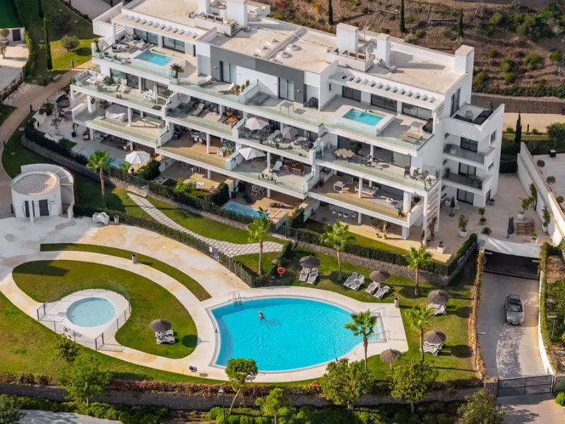 Luxury south facing apartment, in the exclusive urbanization of Higuerón West, with 3 bedrooms, 3 bathrooms of which 2 are ensuite, spacious living-dining room, open plan kitchen with large island, oversized cooktop, and high-end smart appliances, includi