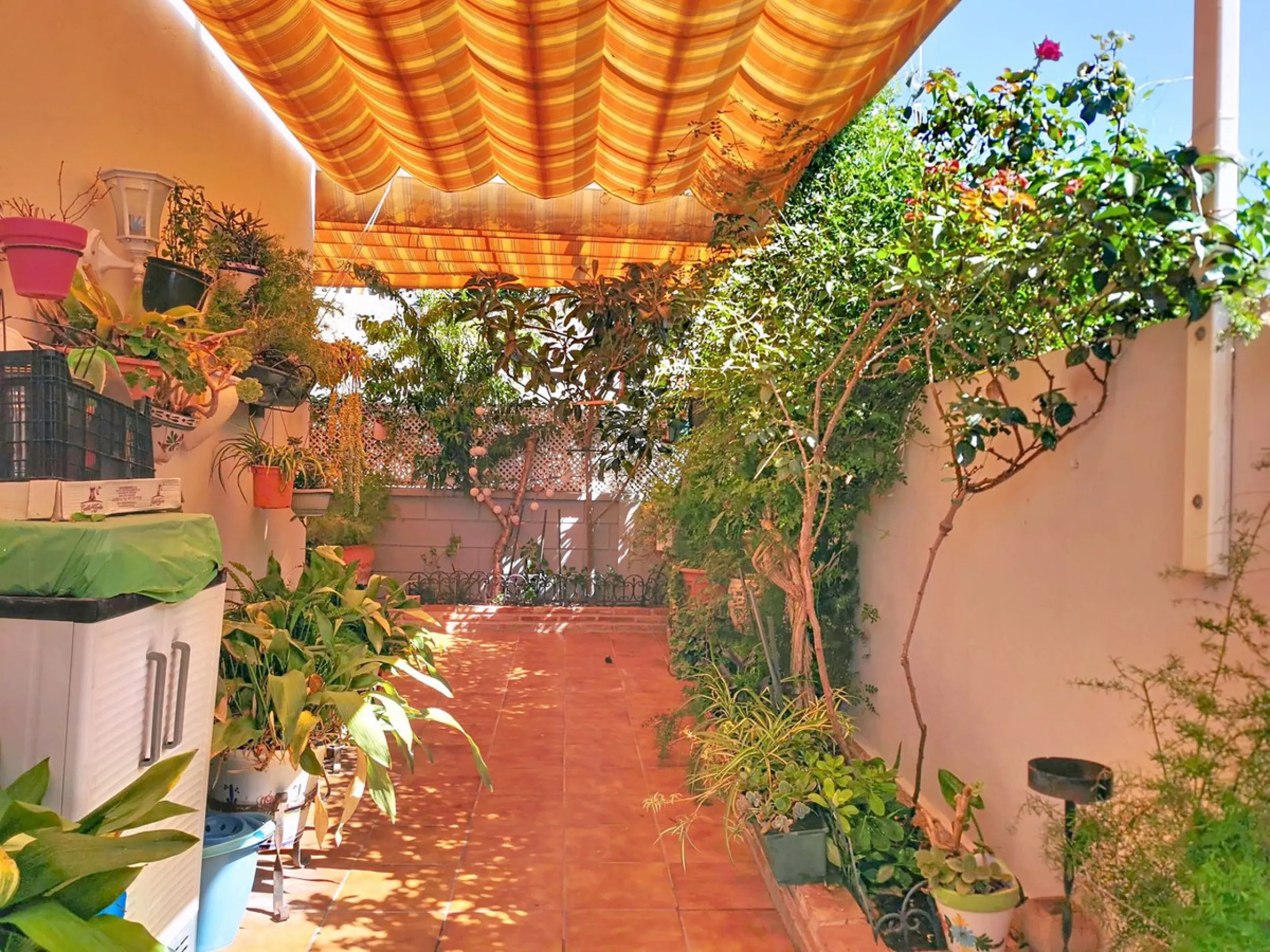 Corner townhouse in the quietest area of Los Pacos, a residential complex of 16 high-quality townhouses built in 2006. The property has a floor area of 244 m2, distributed over the ground floor, which has an entrance porch-patio, a separate fitted kitchen
