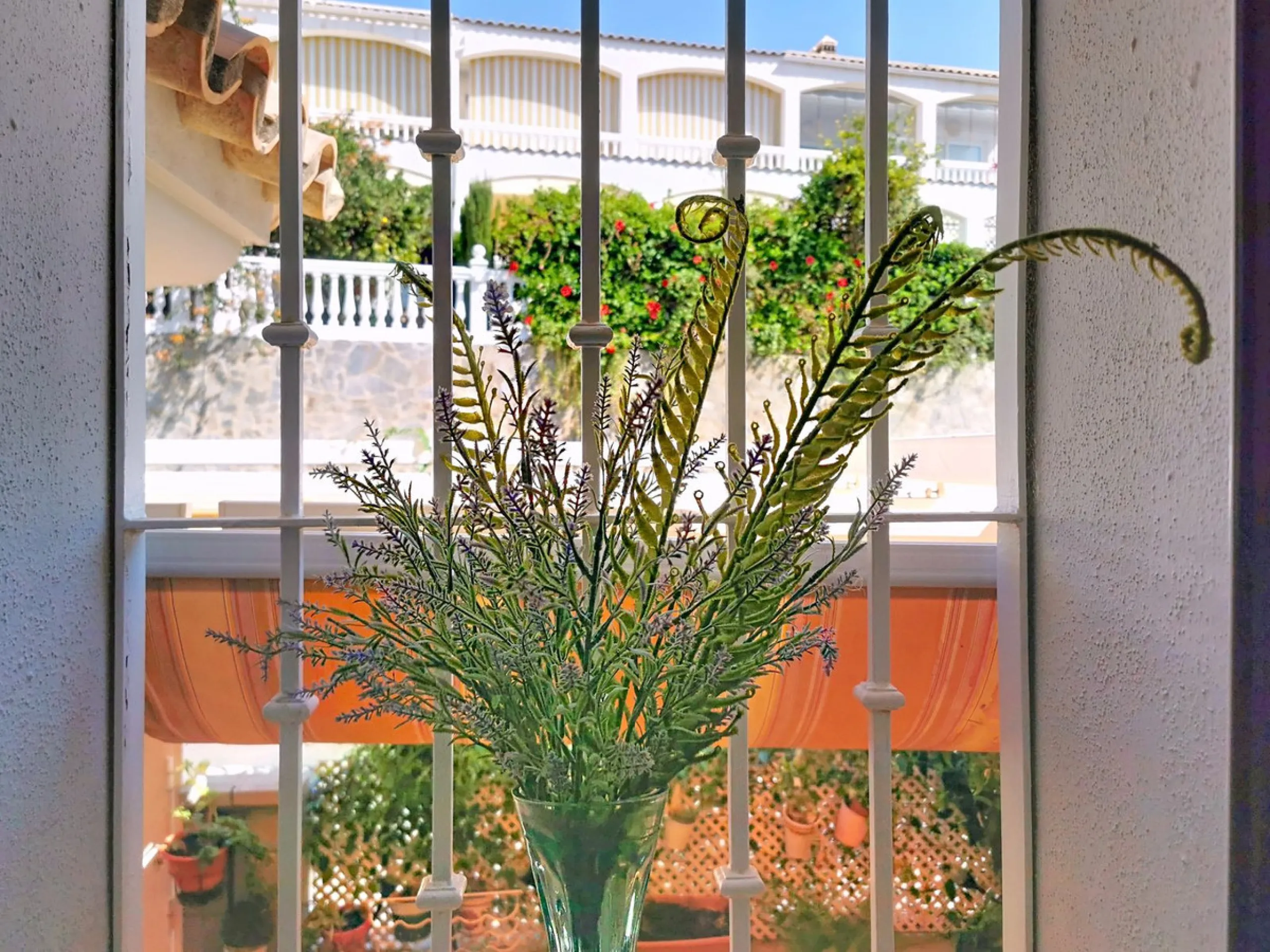 Corner townhouse in the quietest area of Los Pacos, a residential complex of 16 high-quality townhouses built in 2006. The property has a floor area of 244 m2, distributed over the ground floor, which has an entrance porch-patio, a separate fitted kitchen