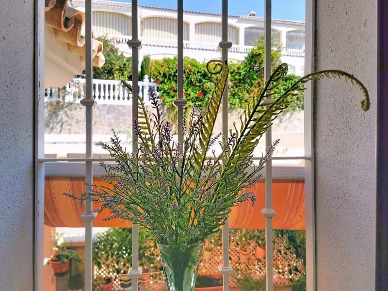 Corner townhouse in the quietest area of Los Pacos, a residential complex of 16 high-quality townhouses built in 2006. The property has a floor area of 244 m2, distributed over the ground floor, which has an entrance porch-patio, a separate fitted kitchen