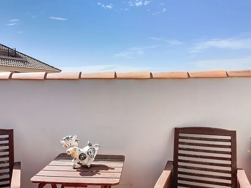 Corner townhouse in the quietest area of Los Pacos, a residential complex of 16 high-quality townhouses built in 2006. The property has a floor area of 244 m2, distributed over the ground floor, which has an entrance porch-patio, a separate fitted kitchen