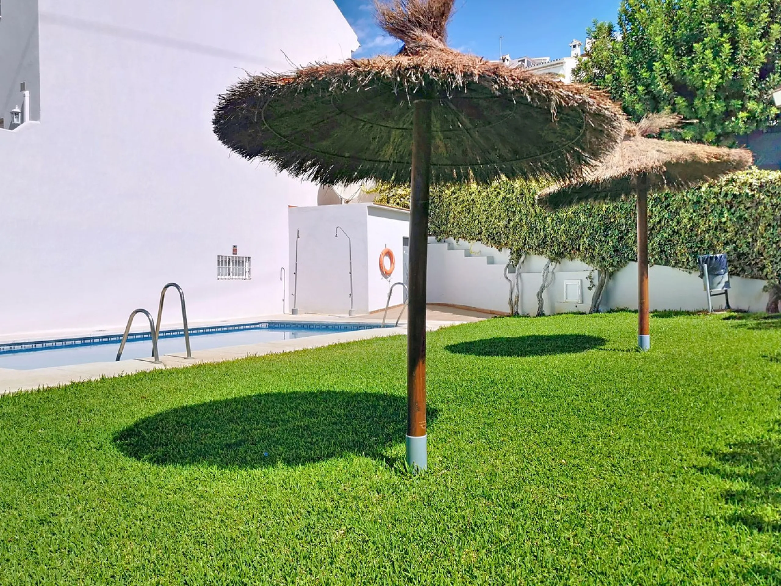 Corner townhouse in the quietest area of Los Pacos, a residential complex of 16 high-quality townhouses built in 2006. The property has a floor area of 244 m2, distributed over the ground floor, which has an entrance porch-patio, a separate fitted kitchen