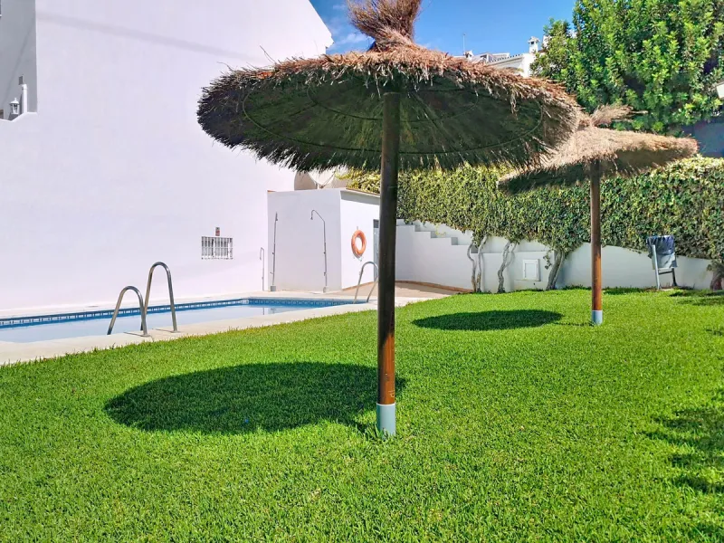Corner townhouse in the quietest area of Los Pacos, a residential complex of 16 high-quality townhouses built in 2006. The property has a floor area of 244 m2, distributed over the ground floor, which has an entrance porch-patio, a separate fitted kitchen