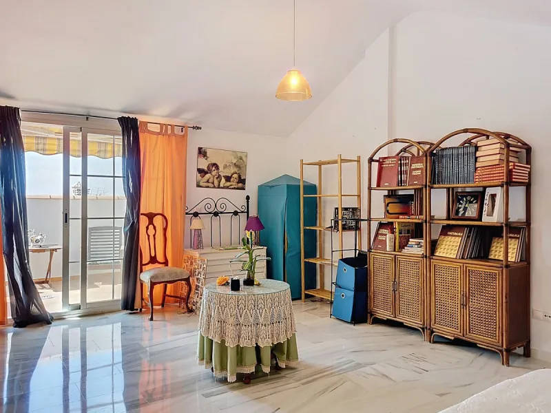 Corner townhouse in the quietest area of Los Pacos, a residential complex of 16 high-quality townhouses built in 2006. The property has a floor area of 244 m2, distributed over the ground floor, which has an entrance porch-patio, a separate fitted kitchen