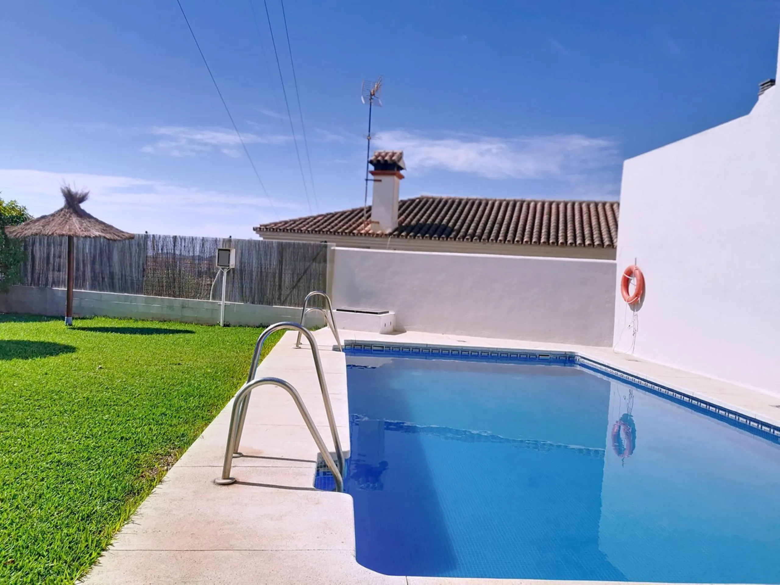 Corner townhouse in the quietest area of Los Pacos, a residential complex of 16 high-quality townhouses built in 2006. The property has a floor area of 244 m2, distributed over the ground floor, which has an entrance porch-patio, a separate fitted kitchen