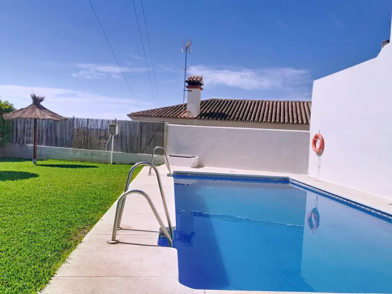 Corner townhouse in the quietest area of Los Pacos, a residential complex of 16 high-quality townhouses built in 2006. The property has a floor area of 244 m2, distributed over the ground floor, which has an entrance porch-patio, a separate fitted kitchen