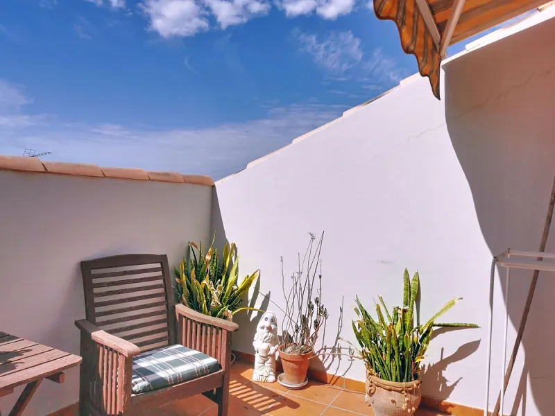 Corner townhouse in the quietest area of Los Pacos, a residential complex of 16 high-quality townhouses built in 2006. The property has a floor area of 244 m2, distributed over the ground floor, which has an entrance porch-patio, a separate fitted kitchen