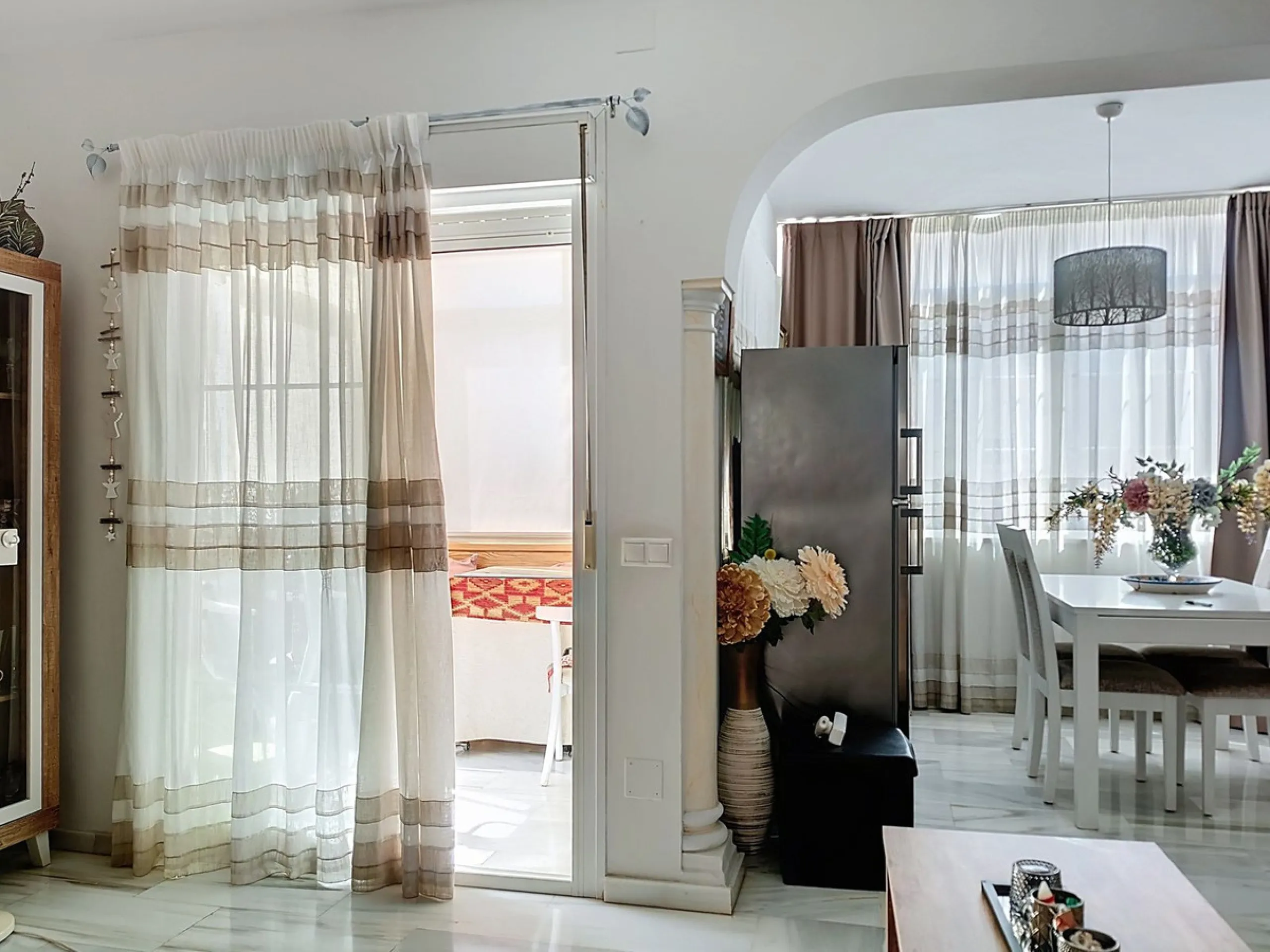 Corner townhouse in the quietest area of Los Pacos, a residential complex of 16 high-quality townhouses built in 2006. The property has a floor area of 244 m2, distributed over the ground floor, which has an entrance porch-patio, a separate fitted kitchen