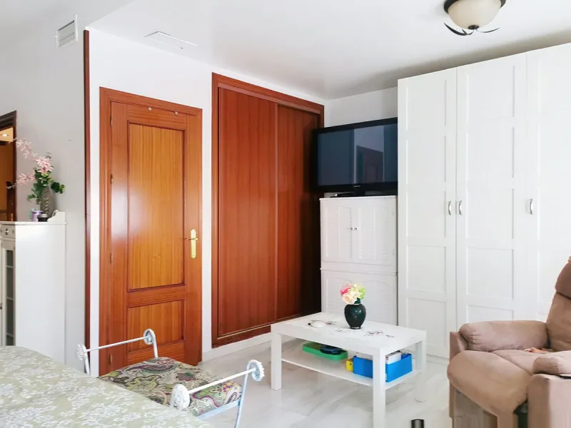 Corner townhouse in the quietest area of Los Pacos, a residential complex of 16 high-quality townhouses built in 2006. The property has a floor area of 244 m2, distributed over the ground floor, which has an entrance porch-patio, a separate fitted kitchen