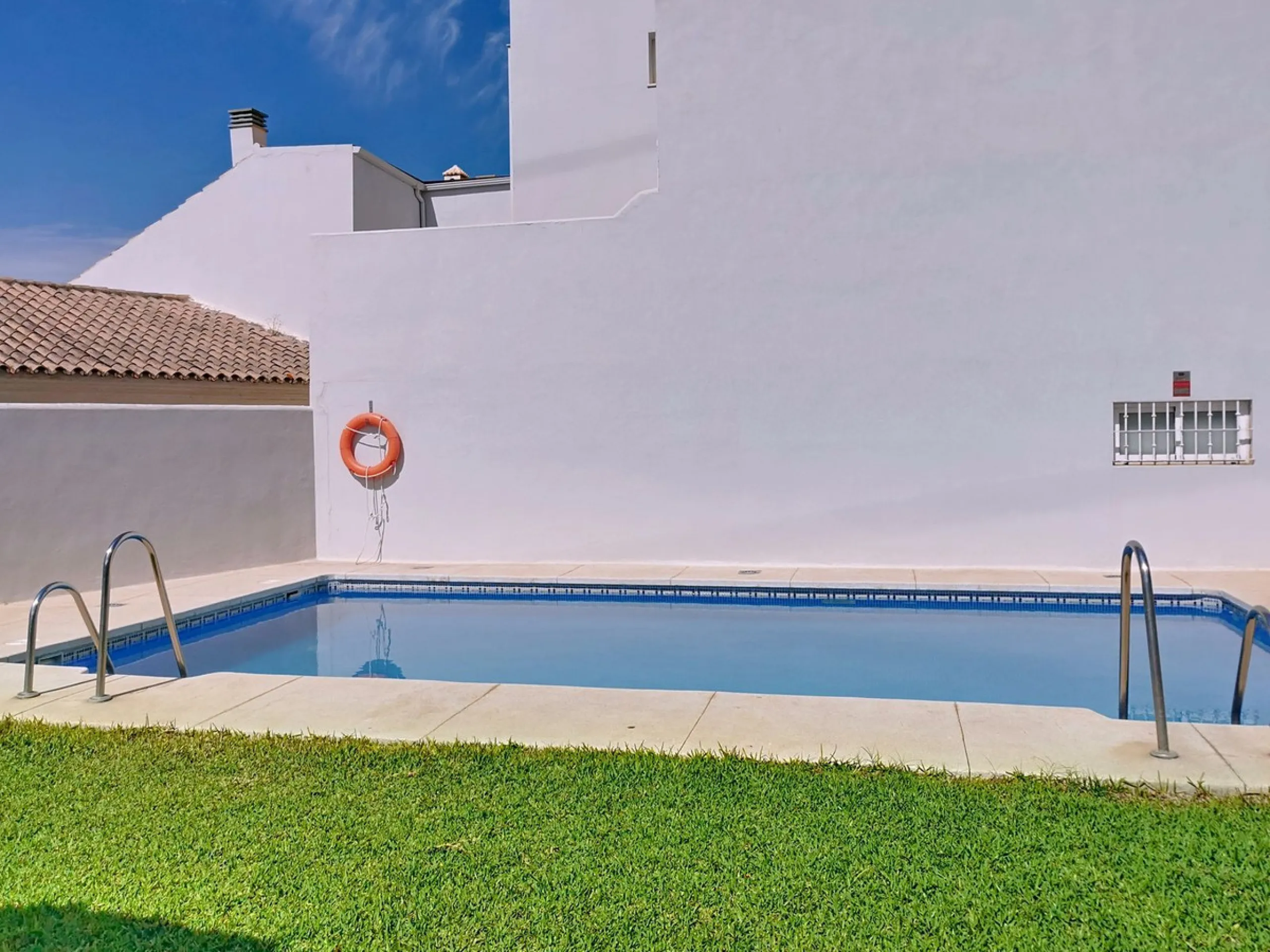 Corner townhouse in the quietest area of Los Pacos, a residential complex of 16 high-quality townhouses built in 2006. The property has a floor area of 244 m2, distributed over the ground floor, which has an entrance porch-patio, a separate fitted kitchen