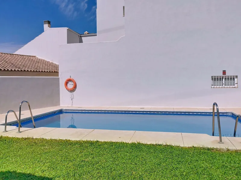 Corner townhouse in the quietest area of Los Pacos, a residential complex of 16 high-quality townhouses built in 2006. The property has a floor area of 244 m2, distributed over the ground floor, which has an entrance porch-patio, a separate fitted kitchen